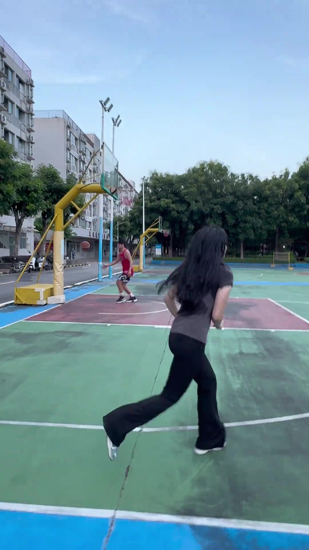 站投和跳起来有什么区别呢？反正我只看到小姑娘准的吓人😮