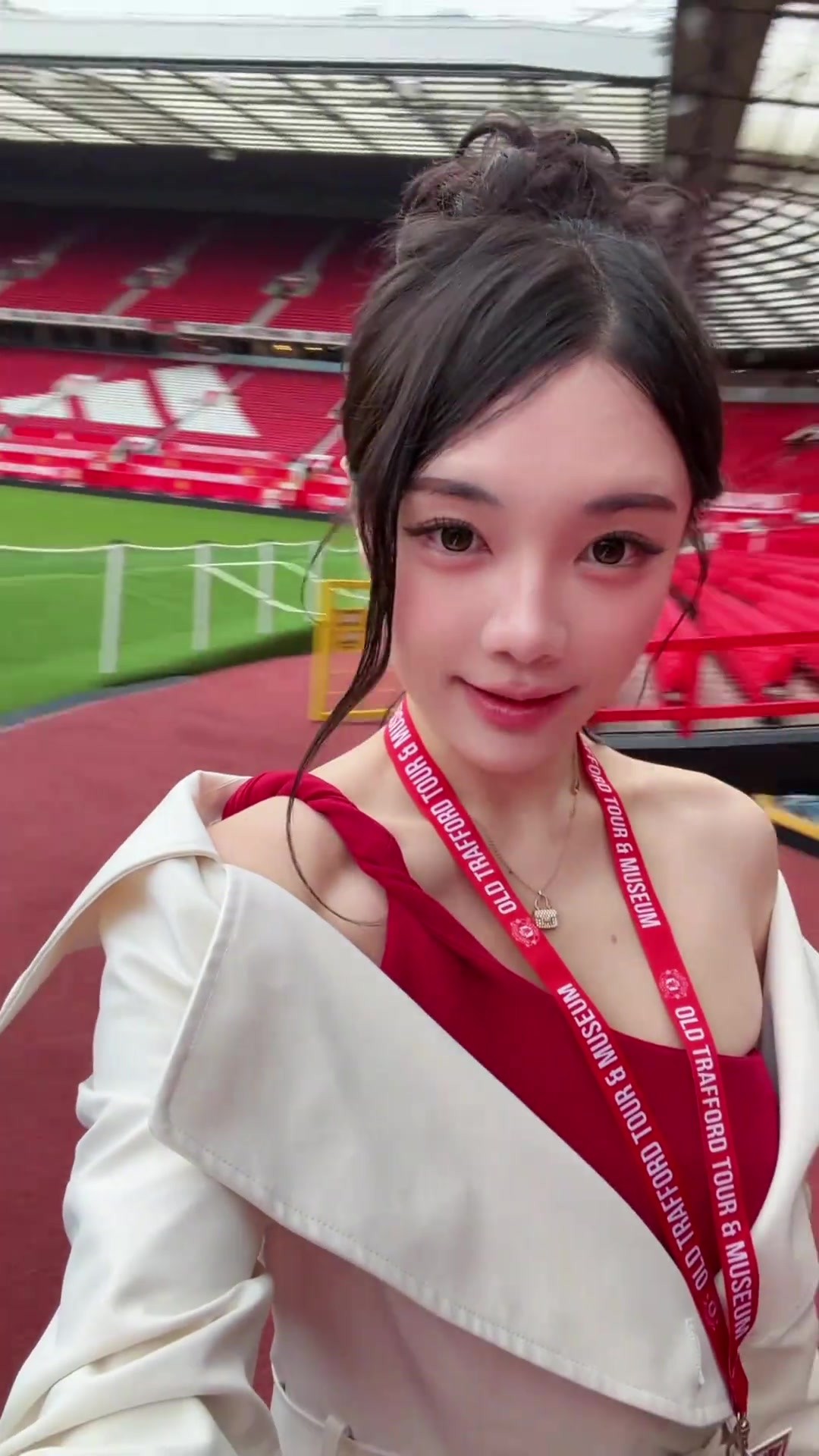 一家都是帅哥美女🤩！李明女儿发视频体验在曼联吃美食