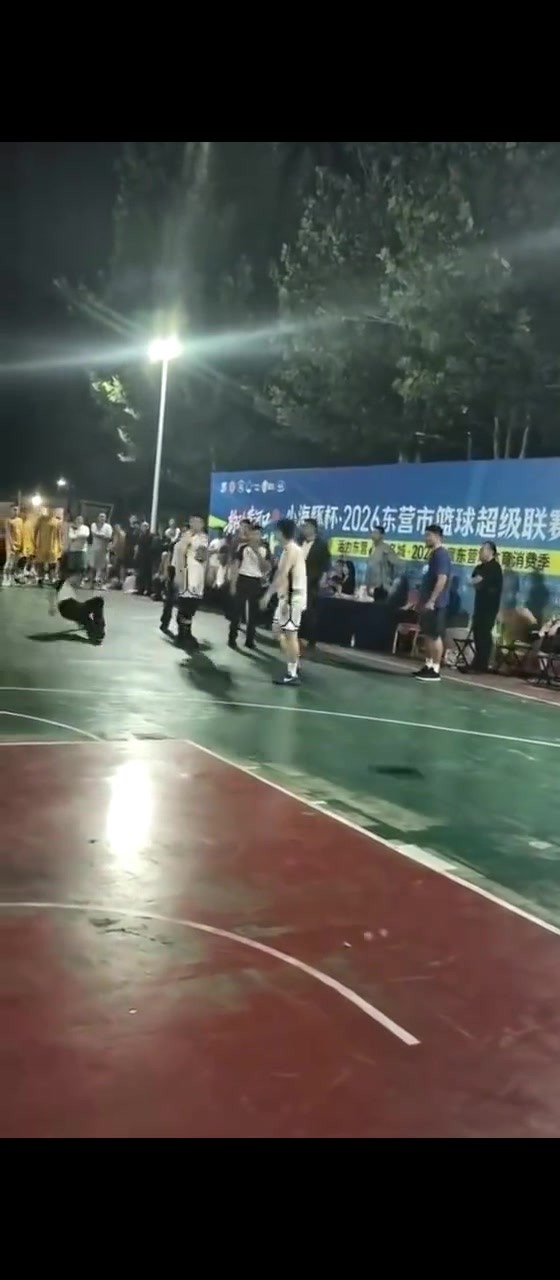 这赔偿怕是要很大了！白衣男大脚踹篮球 砸中裁判脸倒地后脑着地